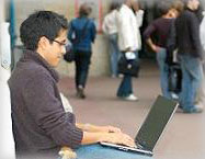 Etudiant connect&eacute; en Wi-Fi